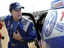 El piloto español, Carlos Sainz, con su Volkswagen durante la pasada edición del Rally Dakar ./ AFP