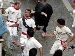 Corredores intentan sortear uno de los toros en el último encierro de los sanfermines del pasado año ./ Archivo