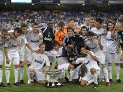 Los jugadores del Real Madrid posan con el Trofeo Santiago Bernabéu ./ Efe