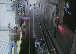 Salvada de ser arrollada en el Metro de Boston