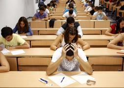 La Universidad de Sevilla garantiza el derecho del alumno a terminar un examen aunque sea sorprendido copiando