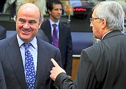 Luis de Guindos habla con el presidente del Eurogrupo, Jean Claude-Juncker. / Foto: Nicolas Bouvy (Efe) | Vídeo: Atlas