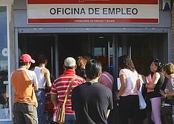 Varias personas acuden a una oficina de empleo. / Foto: Archivo | Video: Ep