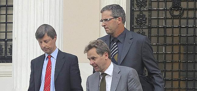 Los representantes de la troika internacional, tras ras reunirse con Samarás en Atenas, Grecia. / Efe