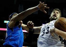 Marc Gasol (de) lucha por un rebote con Vince Carter./Mike Brown (Efe)