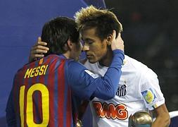 Neymar y Messi se abrazan cariñosamente. / Archivo