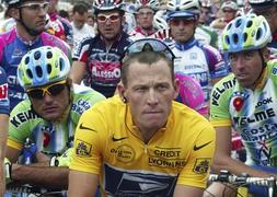Lance Armstrong con el 'maillot' amarillo. / Eric Gaillard (Reuters)