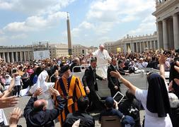 El papa Francisco saluda a los feligreses en el Vaticano. / Atlas