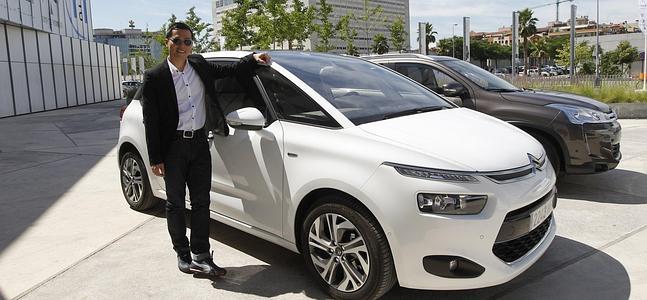 Wang posa con el nuevo Citröen C4 Picasso./ RC