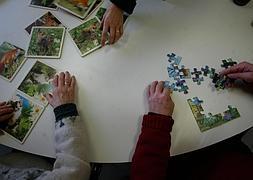 Enfermos del Alzheimer ejercitan su mente con un puzzle. / Archivo | Vídeo: Atlas
