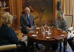 El Rey, junto a Mari Mar Blanco, Ángeles Pedraza y Tomás Caballero./ Imagen: Efe | Vídeo: Atlas