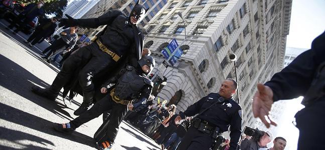 El pequeño Batman, por las calles de San Francisco. / Reuters | Vídeo: Atlas