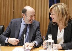 El secretario general del PSOE, Alfredo Pérez Rubalcaba (i), conversa con la vicesecretaria general, Elena Valenciano (d). / Efe