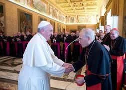 El Papa Francisco saluda al presidente de la Conferencia Episcopal Española, Antonio María Rouco Varela. / Efe