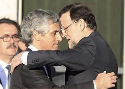 Mariano Rajoy abraza al hijo de Adolfo Suárez en Madrid. / Efe | Vídeo: Atlas