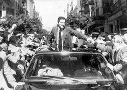 Una multitud de ciudadanos saludan al entonces presidente del Gobierno, Adolfo Suárez. / Archivo