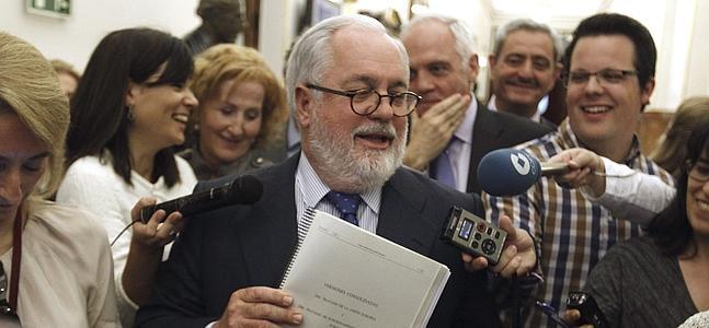 El ministro de Agricultura, Miguel Arias Cañete, atiende a la prensa. / Efe