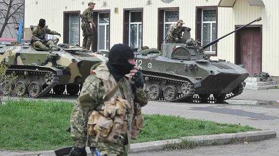 Un hombre armado en las calles de Slovyansk (Ucrania). 