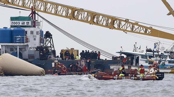 Continúan las operaciones de búsqueda y rescate tras naufragio del Sewol. 