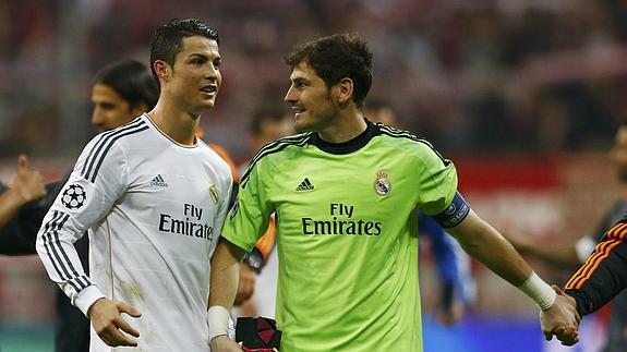 Casillas celebra la victoria con Cristiano. 