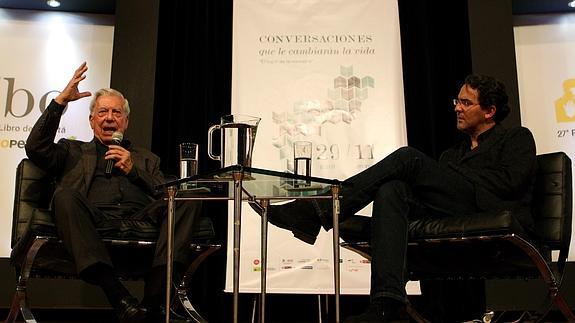 Vargas Llosa participa en el diálogo "Conversaciones que le cambiarán la vida", con el escritor colombiano Juan Gabriel Vásquez 