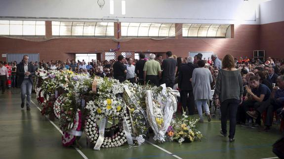 Cientos de personas llenan el polideportivo Municipal de Monterrubio de la Serena. 