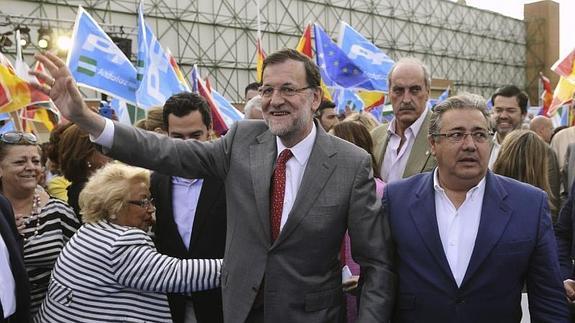 Mariano Rajoy (i), saluda a varios simpatizantes 