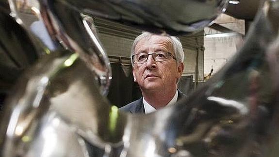 Juncker, durante su visita ayer a Magisa, una fundición de Madrid especializada en arte.