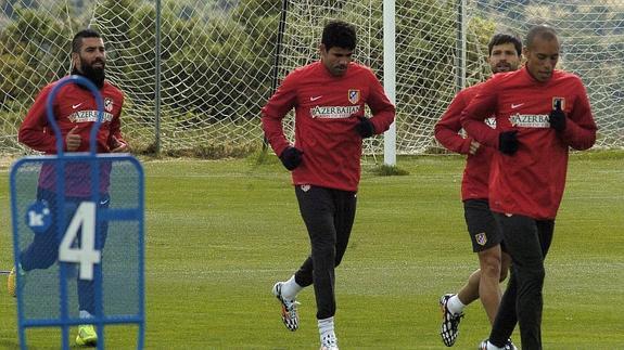 Diego Costa entrena con sus compañeros. 