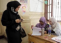 Una mujer se dispone a votar en El Cairo. / Amel Pain (Efe)