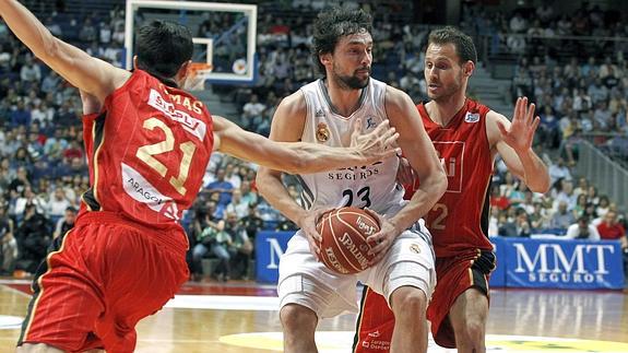 LLull conduce el balón ante los jugadores del CAI