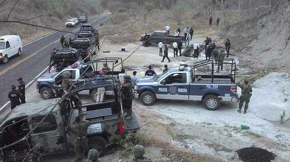 Expertos forenses recabando información en el lugar donde fueron hallados los cadáveres. 