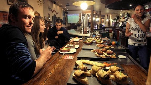 Barra de un bar llena de pinchos.