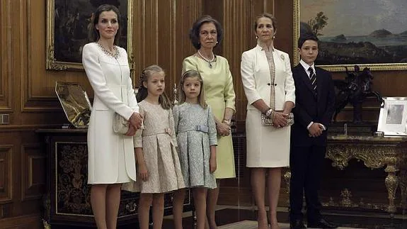 Doña Letizia, la princesa Leonor, la infanta Sofía, la infanta Elena y su hijo, Felipe Juan Froilán. 