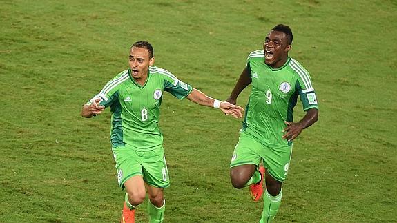 Odemwingie y Emenike celebran el gol de Nigeria. 