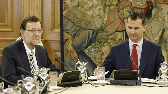 El rey Felipe VI, junto al presidente del Gobierno, Mariano Rajoy, durante la reunión del Consejo de Seguridad Nacional