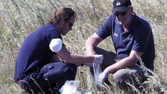 Investigadores australianos y holandeses examinan los restos del vuelo MH17
