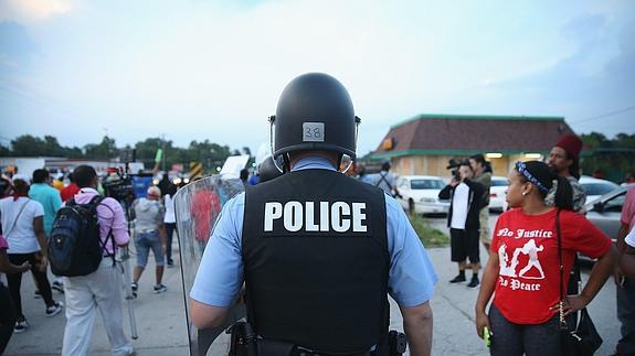 La Policía toma las calles tras seis noches de protestas en Ferguson, Misuri. 