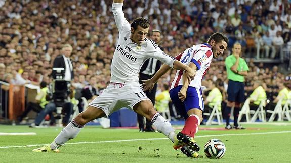 Bale y Koke pugnan por el balón. 