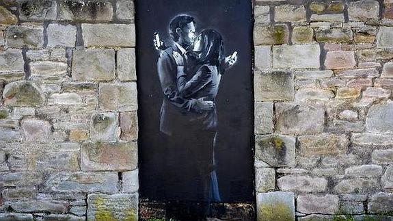 Pagan medio millón de euros por el mural de Banksy 'Los amantes del móvil'