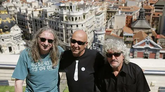 Tony Urbano, en el centro, junto a Rosendo y Ramiro Penas. 