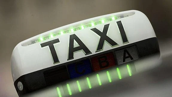 Un taxi parisino espera en verde. 