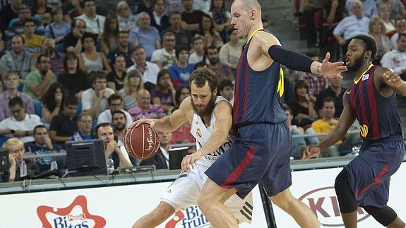 Sergio Rodríguez (i) intenta superar a Lampe (d) en la última final de la Supercopa. 