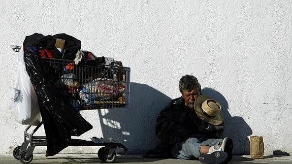 Un mendigo duerme en una calle de Los Ángeles. 