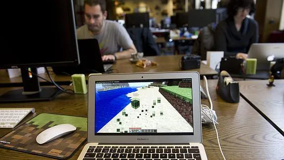 Un ordenador ejecuta 'Minecraft' en el estudio de Mojang.
