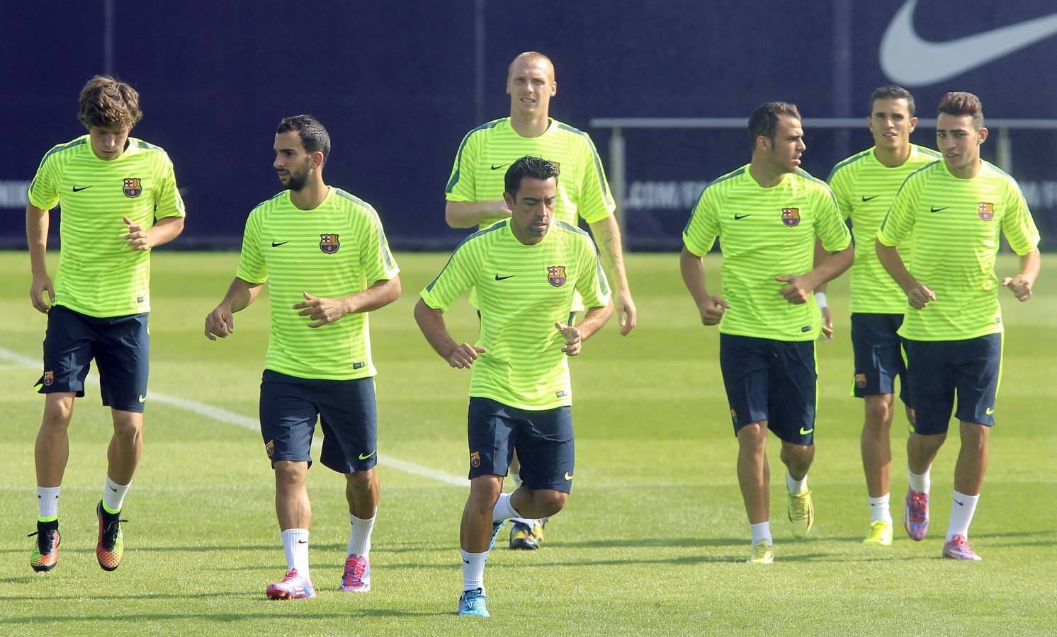 Xavi calienta con el resto del equipo en el entrenamiento de este martes. 