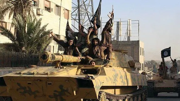 Milicianos del Estado Islámico desfilan por las calles de Al Raqa. 