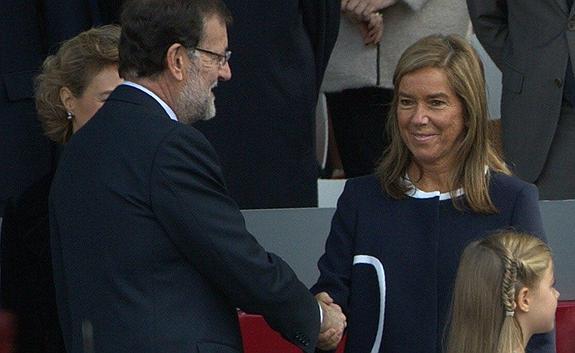 Rajoy saluda a la ministra Sanidad en el desfile de las Fuerzas Armadas.