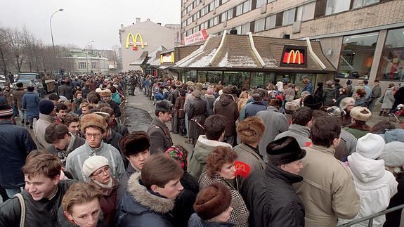 Cola en un McDonald's de Moscú.