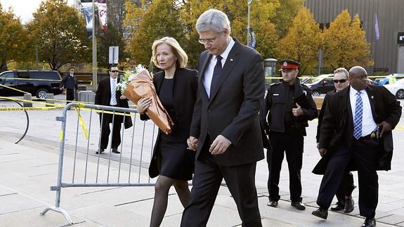 El primer ministro de Canadá y su esposa rinden homenaje al soldado fallecido. 